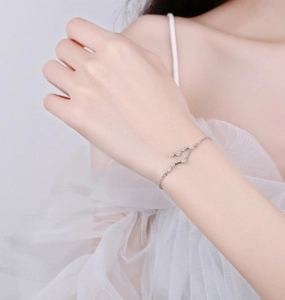 Detail eines eleganten Silberarmbands mit schimmernden Zirkonia am Handgelenk