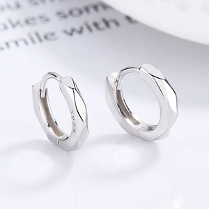 Créoles minimalistes en argent sterling 925 avec coupe géométrique et finition polie