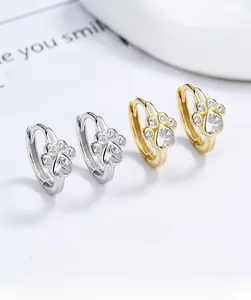 Gros plan de boucles d'oreilles en argent 925 patte de chat avec zircons en forme de cœur