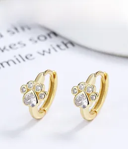 Gros plan de boucles d'oreilles patte de chat en argent S925 avec zircon de cœur