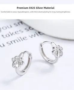 Gros plan de boucles d'oreilles patte de chat en argent S925 avec zircon cubique cœur