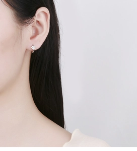 Gros plan d'une boucle d'oreille patte de chat en argent 925 avec zircons clairs