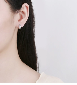 Détail de boucles d'oreilles créoles en argent 925 avec zircons rectangulaires