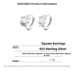 Détail macro de boucles d'oreilles créoles en argent 925 avec zircon carré