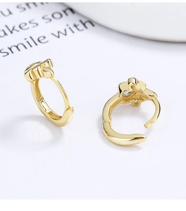Détail de boucles d'oreilles trèfle en argent S925 doré avec incrustation zircon
