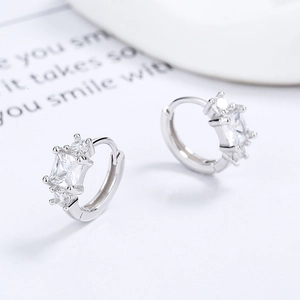 Boucles d'oreilles Huggie en argent sterling 925 avec zircon rectangulaire et poli