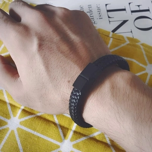 Bracelet minimaliste en cuir de vachette tressé noir avec fermoir magnétique mat