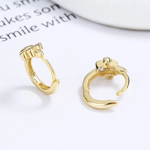 Boucles d'oreilles huggie fleurs en argent 925 avec plaqué or et zircons clairs