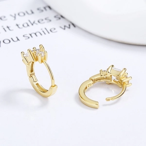 Créoles en argent 925 doré avec trois zircons carrés pour femme au style minimaliste chic