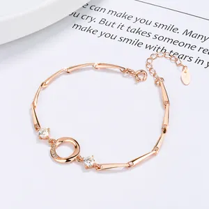 Bracciale Mobius in argento 925 oro rosa con zirconi su sfondo bianco minimalista