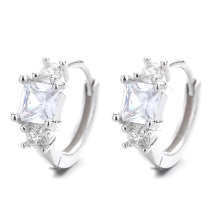 Créoles en argent 925 avec pierres de zircone carrées sur fond blanc neutre