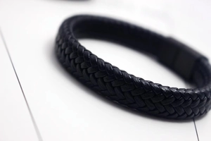 Gros plan du bracelet en cuir tressé noir avec fermoir magnétique mat pour homme