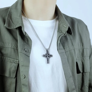 Collier avec pendentif croix celtique vintage pour homme avec motifs de nœuds argentés