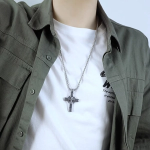 Gros plan d'un pendentif croix celtique vintage gravé sur une chaîne en argent