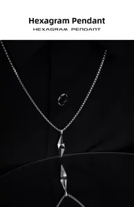Détail macro d'un collier pendentif hexagramme 3D avec finition argentée polie