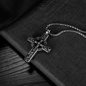 Collier avec pendentif croix celtique argenté vintage et motifs de nœuds sur cuir sombre