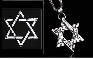 Gros plan détaillé du pendentif hexagramme argenté rétro aux motifs de nœuds celtiques