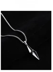 Détail du pendentif pyramide géométrique 3D avec poinçon en argent sterling S925