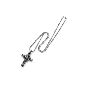 Gros plan du pendentif croix nœud celtique avec texture gravée rétro et chaîne argentée