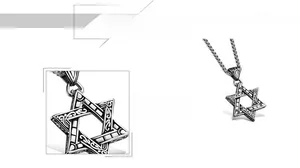 Détail macro du pendentif hexagramme rétro en acier inoxydable avec gravures et chaîne épi