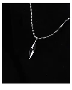 Détail du pendentif géométrique en argent S925 avec texture métallique lisse