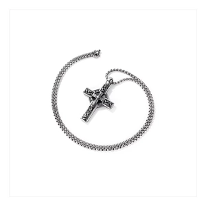 Gros plan détaillé du pendentif croix celtique rétro avec gravures vintage fines