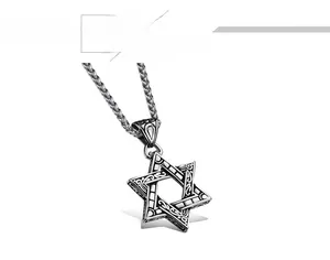 Gros plan du pendentif hexagramme aux motifs rétro et chaîne en maille épi argentée