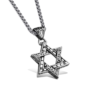 Vue détaillée du pendentif hexagramme avec finition argent antique et gravure fine