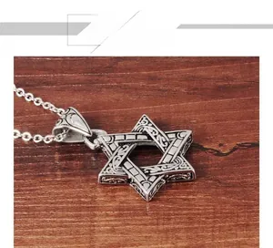 Détail du pendentif hexagramme en argent vintage avec gravures florales complexes