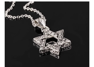 Gros plan détaillé d'un pendentif hexagramme argenté avec des motifs de nœuds celtiques vintage