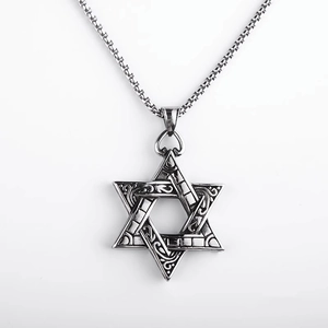 Vue détaillée du pendentif hexagramme argenté avec textures vintage et motifs ciselés