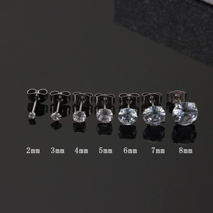 Gedetailleerde vergelijking van zeven titanium stalen oorknopjes van 2mm tot 8mm