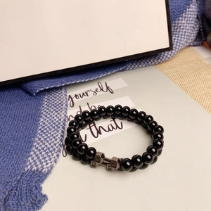 Zweilagiges schwarzes Perlenarmband mit grauem Hantel-Anhänger und LIVE LIFT Gravur