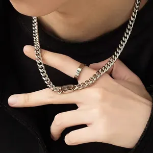Collana a catena cubana argento da uomo con pendente a stella e anello a fascia