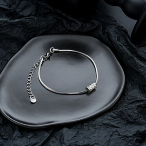 Bracelet chaîne serpent argentée avec perle texturée et chaîne à maillons ajustable