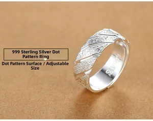 Detail eines Rings aus 999 Sterlingsilber mit matter Textur und verstellbarer offener Ringschiene
