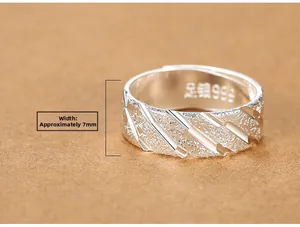 Detail eines matten Silberrings mit 7 mm Breite und S999 Silberreinheit-Stempel