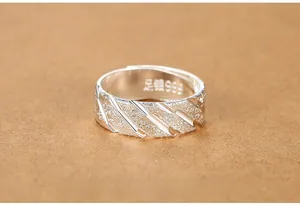 Detailaufnahme von 999 Silberring mit matter Oberfläche und Punzierung auf der Innenseite