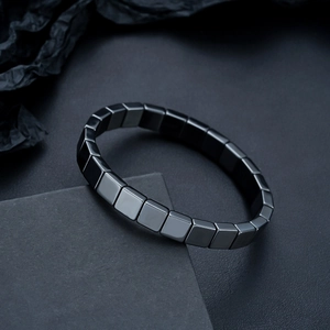 Bracelet minimaliste noir à maillons rectangulaires polis avec finition miroir