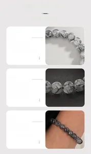 Dettaglio del bracciale con perline in marmo grigio e finitura galvanica liscia
