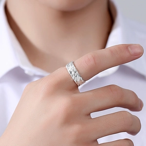 Minimalistischer Herrenring in Silber mit Sandstrahl-Finish und diagonaler Rille