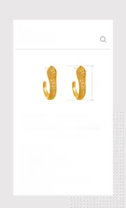 Détail de boucles d'oreilles J dorées avec zircon serti et texture serpent, 1,9 cm