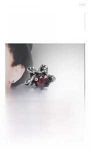 Dettaglio degli orecchini a lobo esagonali in argento S925 con zirconi rossi e neri