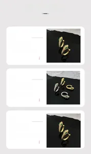 Vue macro de boucles d'oreilles serpent avec yeux en zircon vert et cristaux
