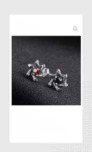 Dettaglio di orecchini a esagono unisex in argento vintage con pietre rosse e nere lucide
