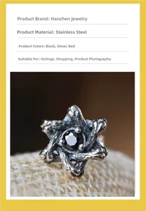 Dettaglio macro dell'anello esagonale in acciaio inossidabile con gemma nera sfaccettata