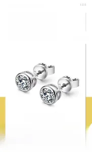 Makroaufnahme geometrischer runder Ohrstecker mit mehrfach facettierten Zirkonia-Steinen