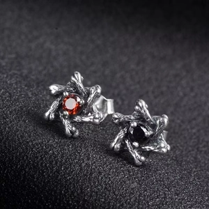 Orecchini a perno esagonali gotici in acciaio con pietre rosse e nere in argento vintage