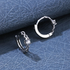 Silberne Infinity-Ohrringe mit Zirkonia und verdrehter Textur auf blauem Hintergrund