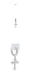 Nahaufnahme eines silbernen Kreuz-Ohrrings mit Zirkonia-Mikropavé und hängendem Anhänger